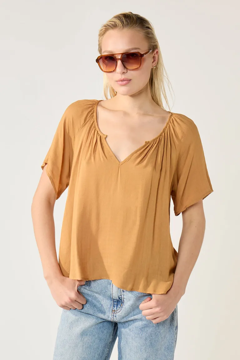 Blusa de viscosa con escote fruncido y terminación irregular para un look casual chic de Cuesta Blanca en Blusas para argentina