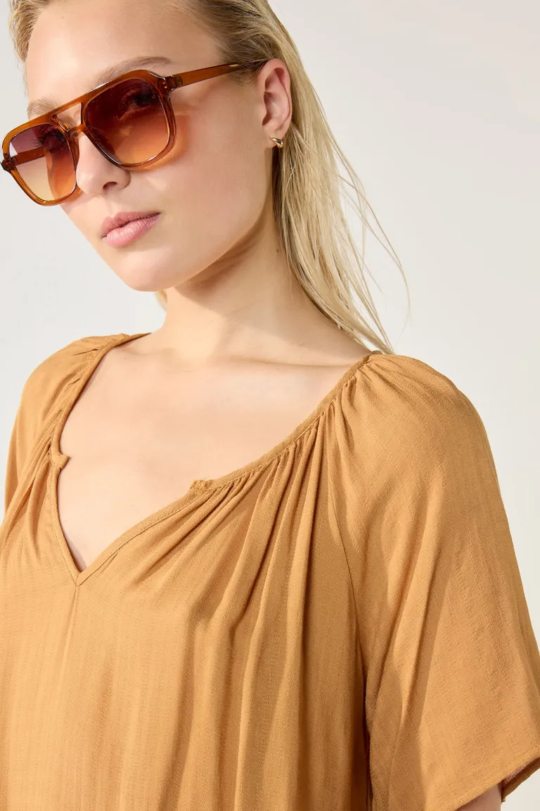 Blusa de viscosa con escote fruncido y terminación irregular para un look casual chic de Cuesta Blanca en Blusas para argentina