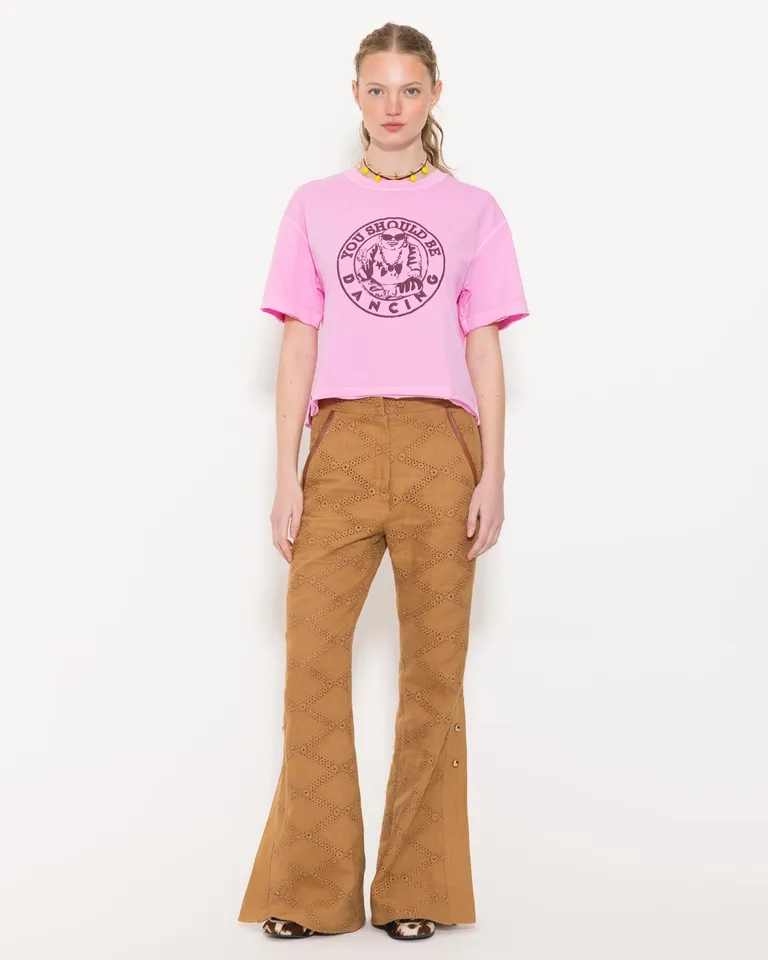 Remera de corte holgado con estampa y logo bordado de Jazmin Chebar en Remeras para argentina