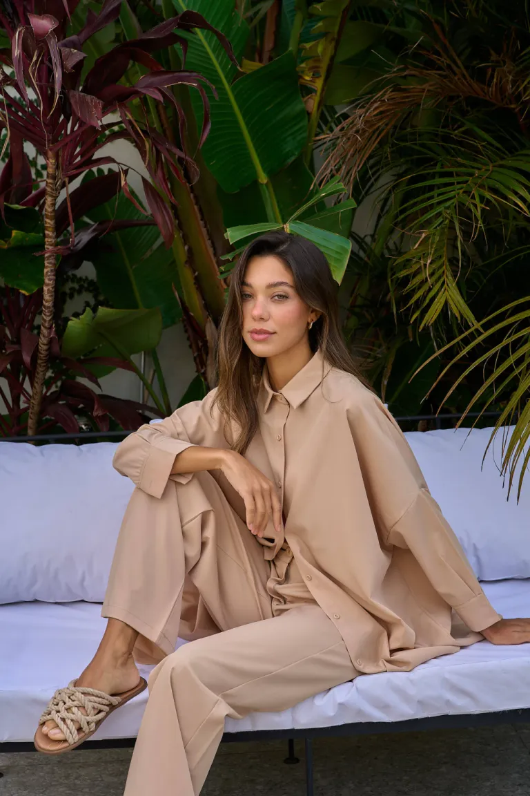 Camisa beige oversize con silueta fluida y caída elegante de Belle en Camisas para argentina