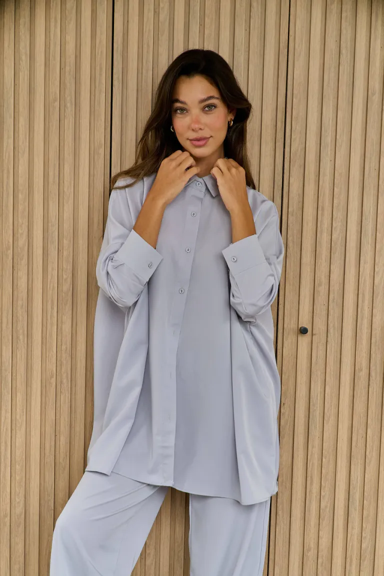 Camisa beige oversize con silueta fluida y caída elegante de Belle en Camisas para argentina