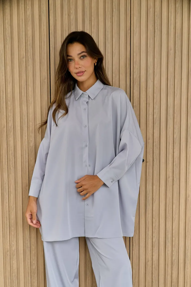 Camisa beige oversize con silueta fluida y caída elegante de Belle en Camisas para argentina
