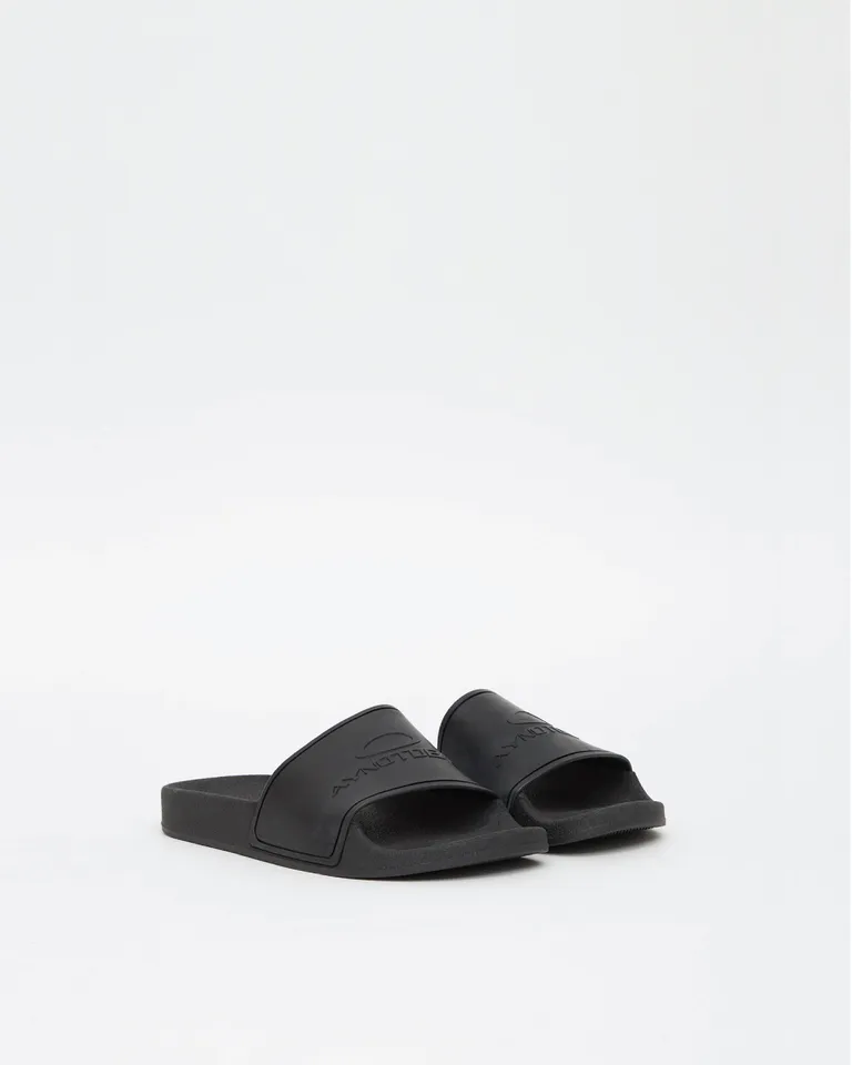 Ojotas monocromáticas de goma con suela antideslizante y logo de marca de Ay Not Dead en Ojotas para argentina