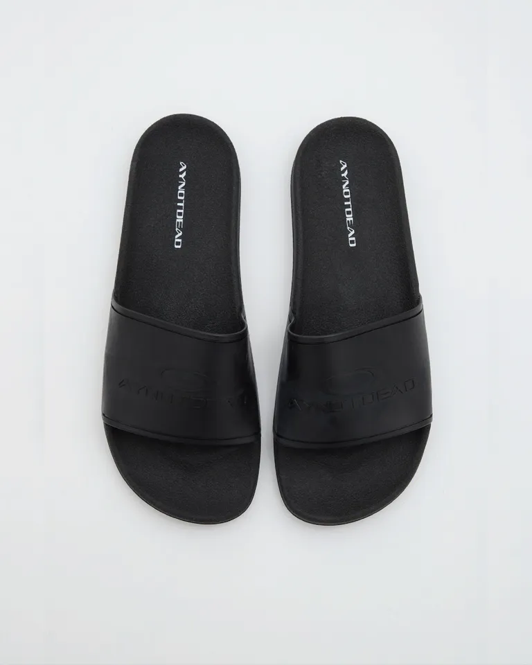 Ojotas monocromáticas de goma con suela antideslizante y logo de marca de Ay Not Dead en Ojotas para argentina