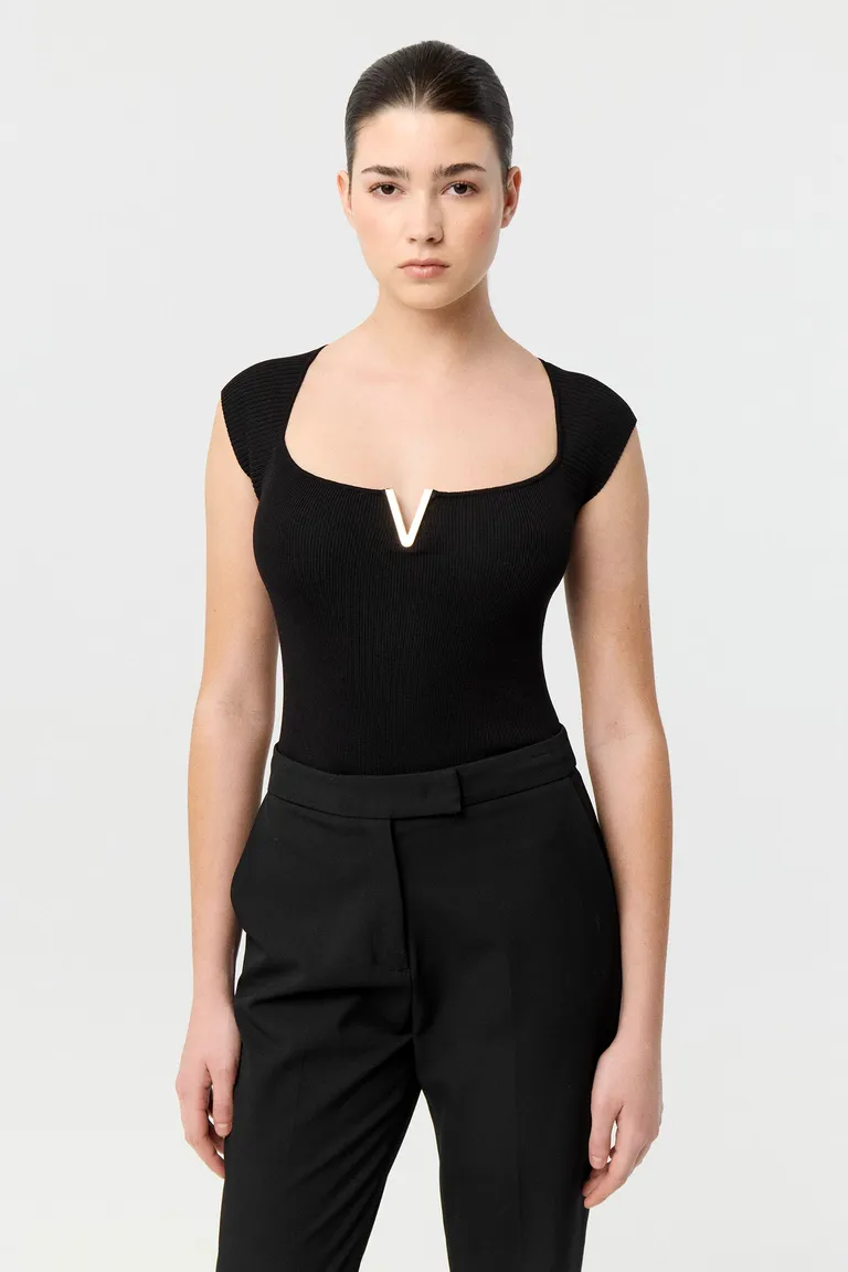 Remera anatómica de corte entallado con escote cuadrado y mangas japonesas con aplique metálico frontal de Markova en Remeras para argentina