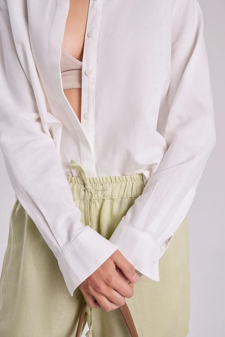 Camisa de lino y algodón de corte recto, ideal para looks versátiles y elegantes de Maria Cher en Camisas para argentina