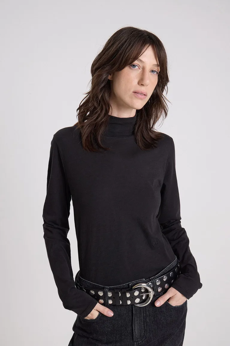 Remera de manga larga con cuello alto y calce al cuerpo para mujer de Maria Cher en Remeras para argentina