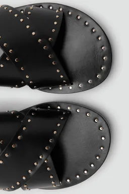 Sandalia cuero tachuelas de Mango en Sandalias para argentina