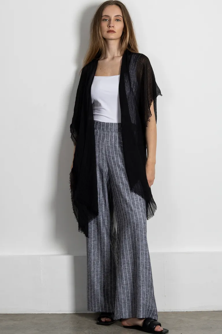 Kimono negro de corte fluido y diseño versátil para mujer de Kill en Kimonos para argentina