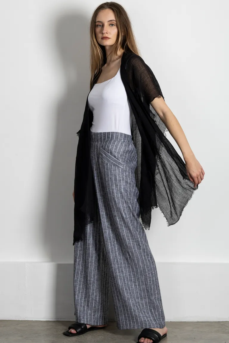 Kimono negro de corte fluido y diseño versátil para mujer de Kill en Kimonos para argentina