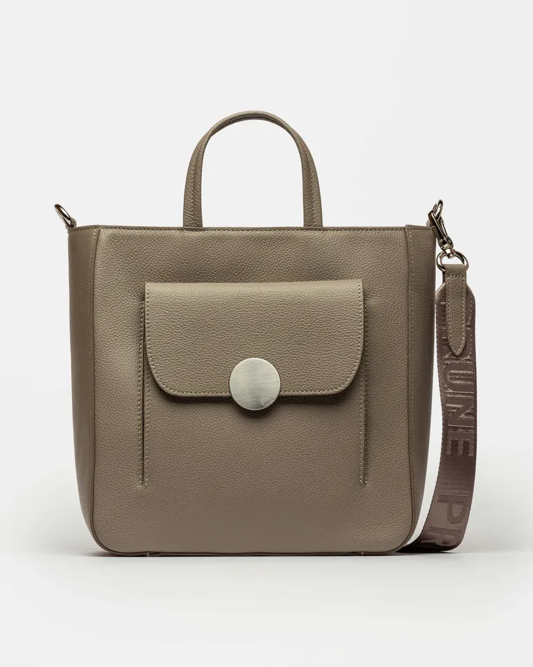 Sofisticado shopper de cuero graneado con herraje en níquel de Prüne en Bolsos y Carteras para argentina