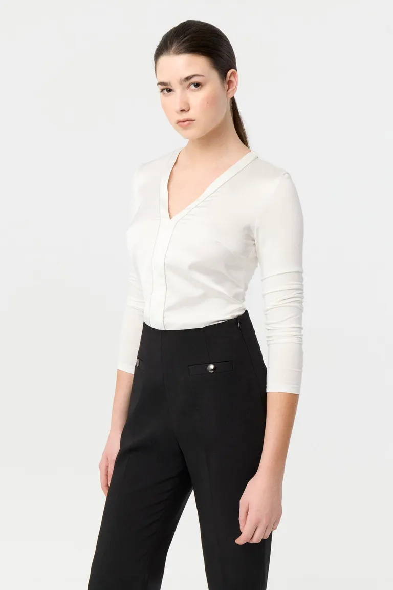 Remera manga larga escote en V con detalle de cartera frontal y apliques decorativos de Markova en Remeras para argentina