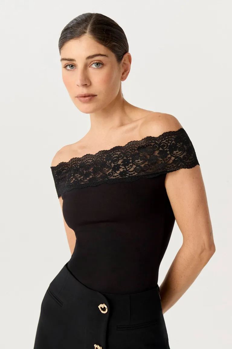 Top de punto tramado con escote barco y puntilla ancha de Markova en Remeras para argentina