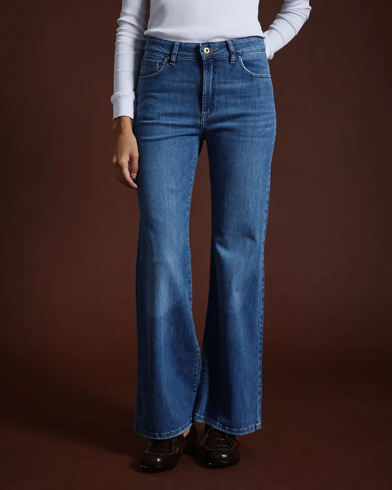 Pantalón jean de calce acampanado con tiro medio y terminaciones clásicas de cinco bolsillos de Wanama en Pantalones para argentina