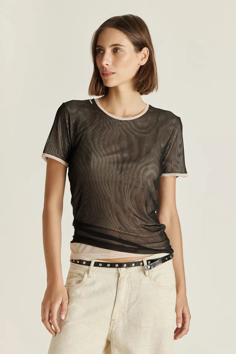 Remera de punto translúcido con logo bordado en el escote para un estilo moderno y sofisticado de Tucci en Remeras para argentina