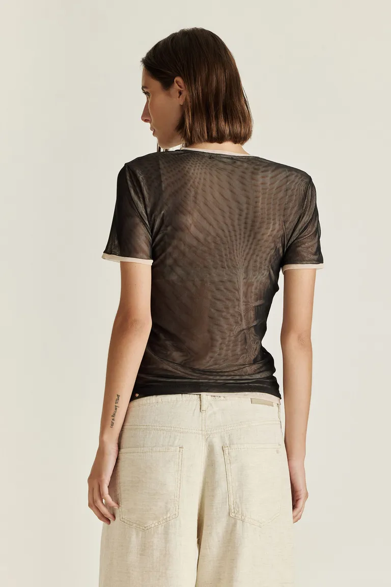 Remera de punto translúcido con logo bordado en el escote para un estilo moderno y sofisticado de Tucci en Remeras para argentina