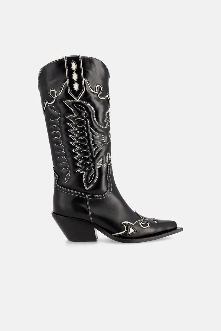 Botas vaqueras negras con caña intermedia y bordados de diseño de Justaosadia en Botas y Botinetas para argentina