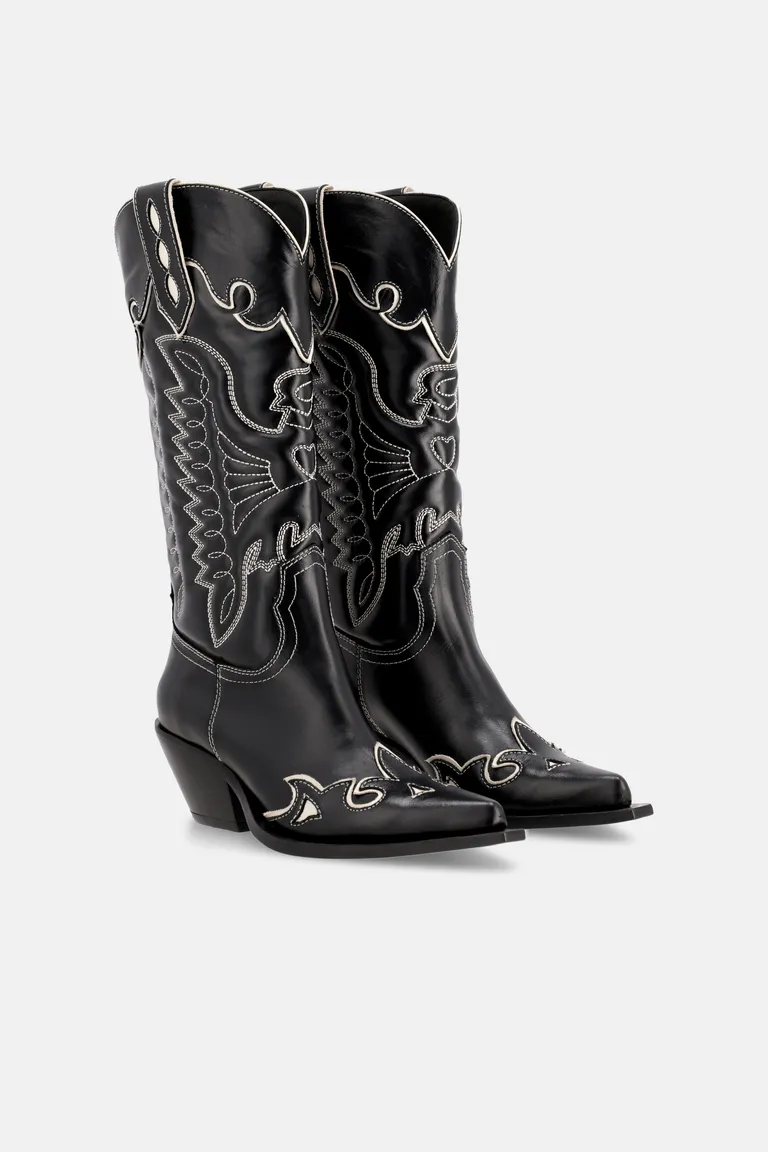 Botas vaqueras negras con caña intermedia y bordados de diseño de Justaosadia en Botas y Botinetas para argentina