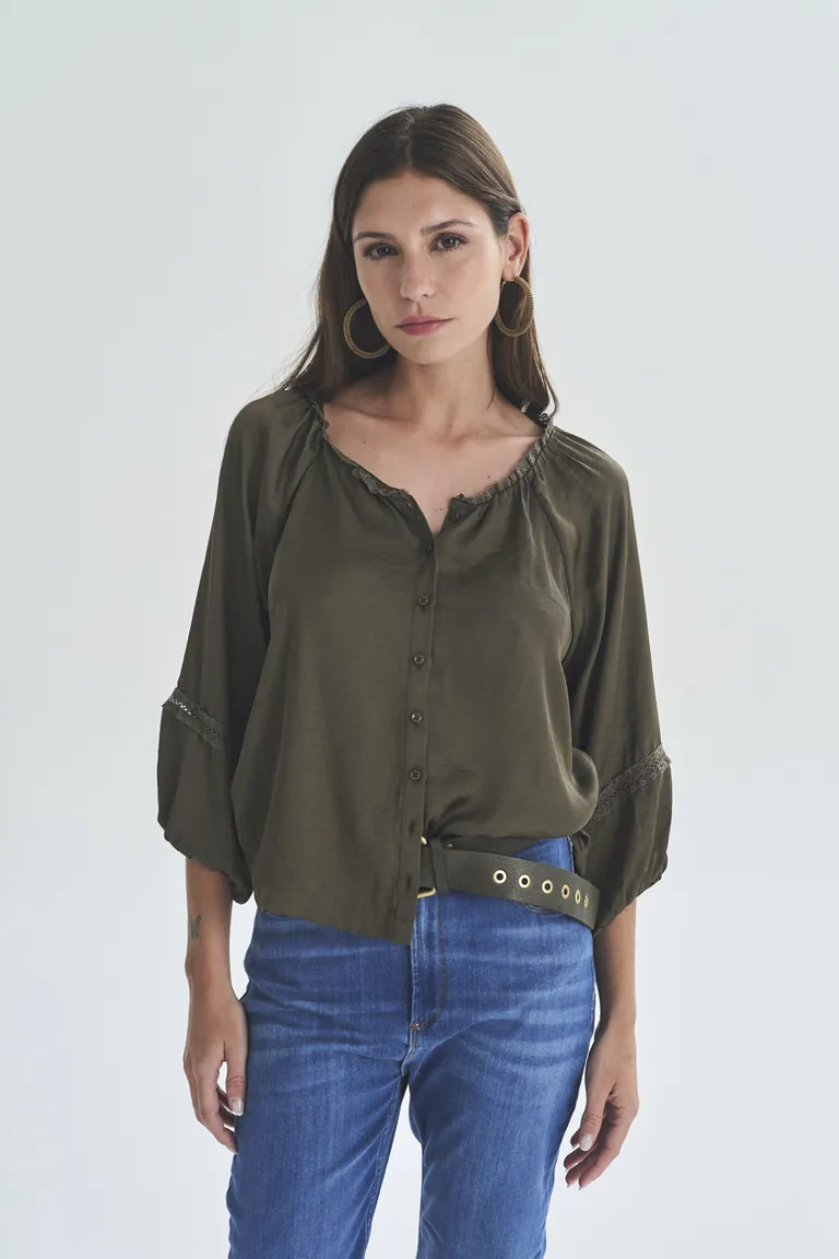 Blusa verde de manga abullonada con cuello en V de Akiabara en Blusas para argentina