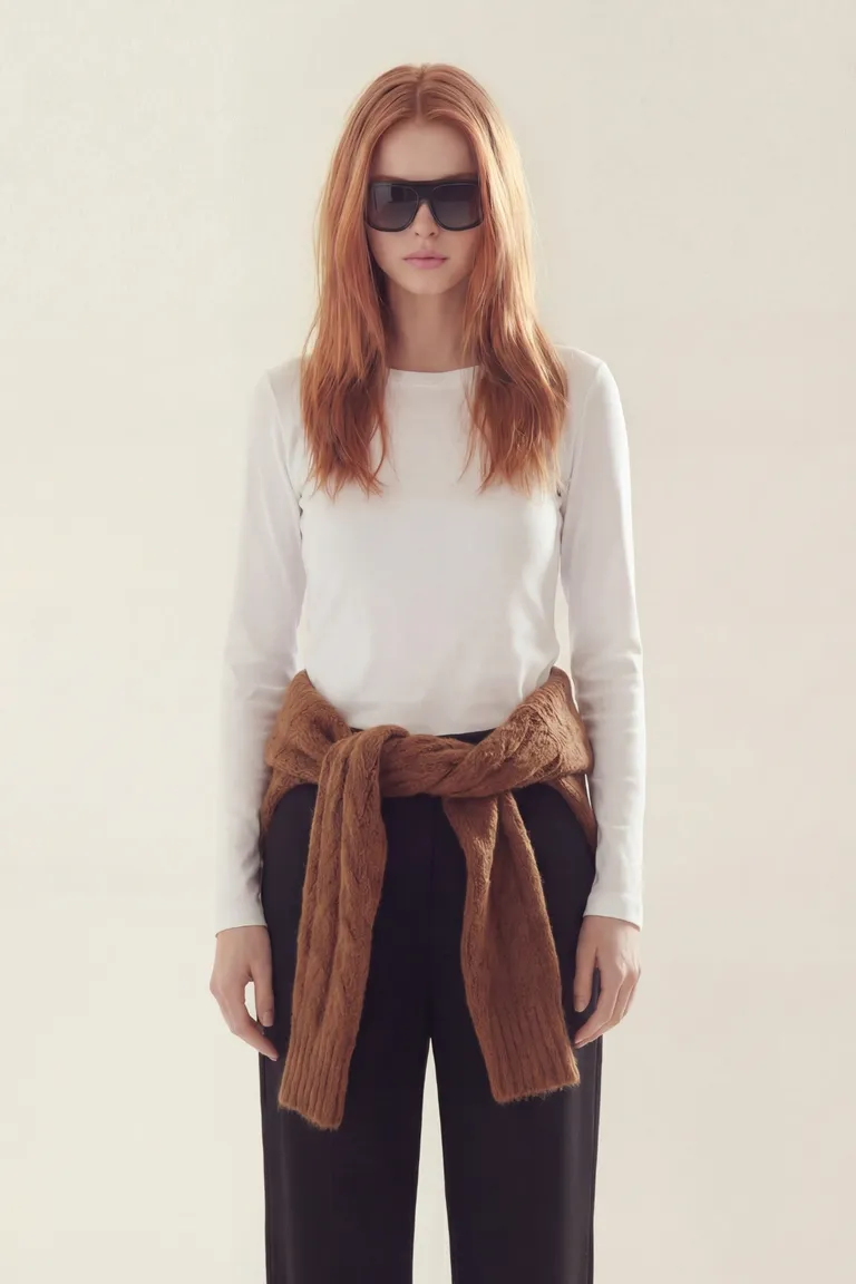 Remera de manga larga con cuello redondo y calce recto de Akiabara en Remeras para argentina