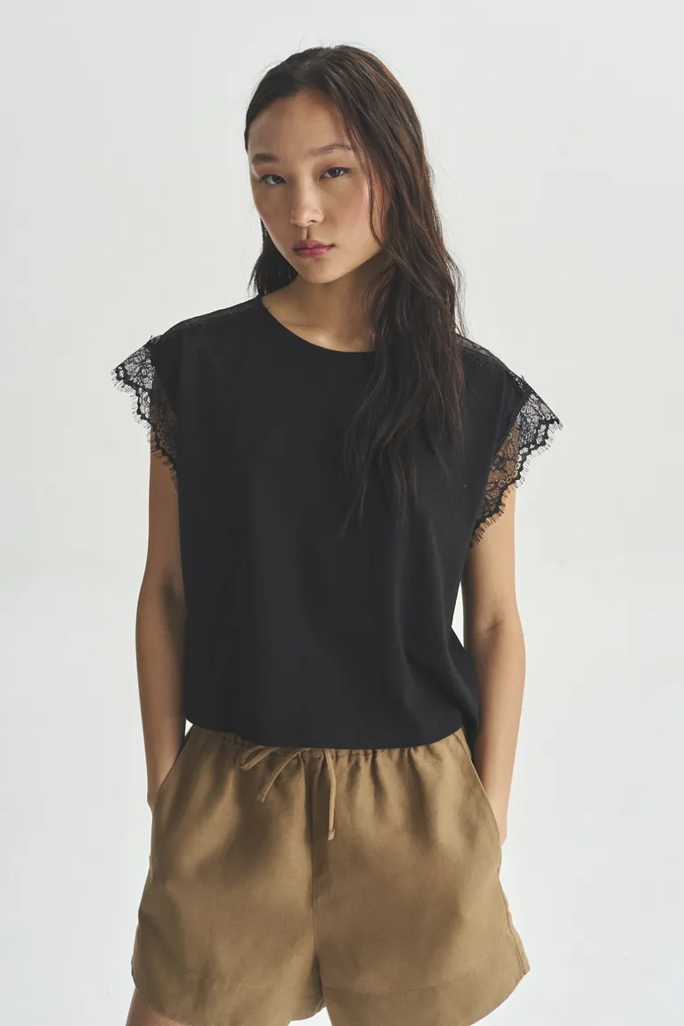 Remera negra de manga corta para mujeres - prenda versátil y elegante de Akiabara en Remeras para argentina