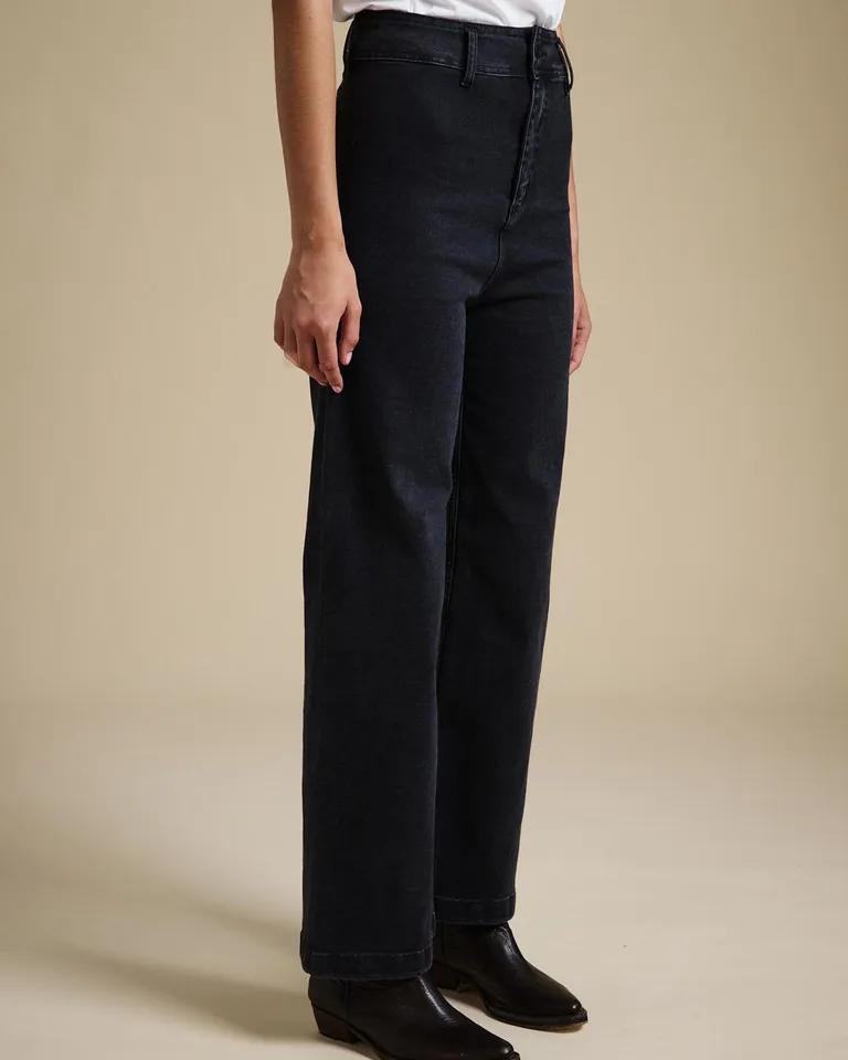 Pantalón wide leg de tiro alto con calce estructurado y diseño minimalista sin costuras laterales de Wanama en Pantalones para argentina