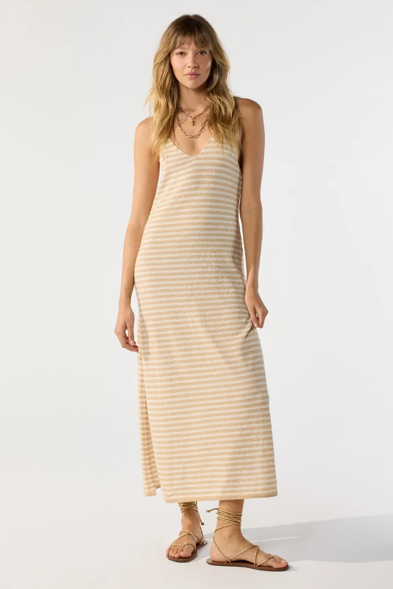 Vestido de tejido rayado con detalles modernos y frescos de Cuesta Blanca en Vestidos para argentina