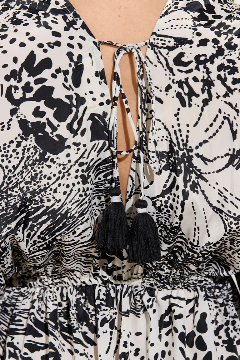 Vestido largo holgado con escote en V, mangas caídas y volado en el ruedo de Indiastyle en Vestidos para argentina