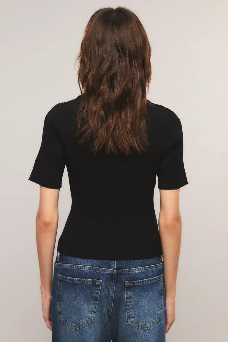 Top polo de manga corta con cierre de botones y calce entallado de Kosiuko en Remeras para argentina