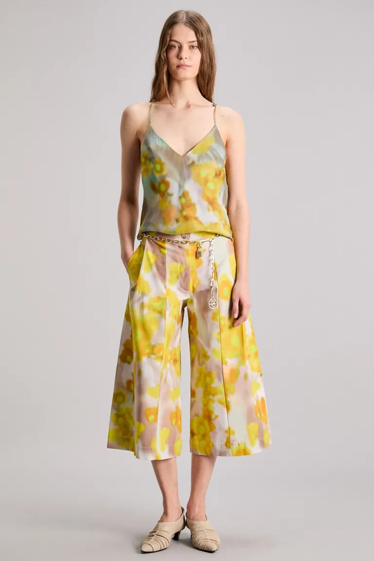 Pantalón de diseño exclusivo en estampado floral con corte regular y largo debajo de la rodilla de Kosiuko en Pantalones para argentina