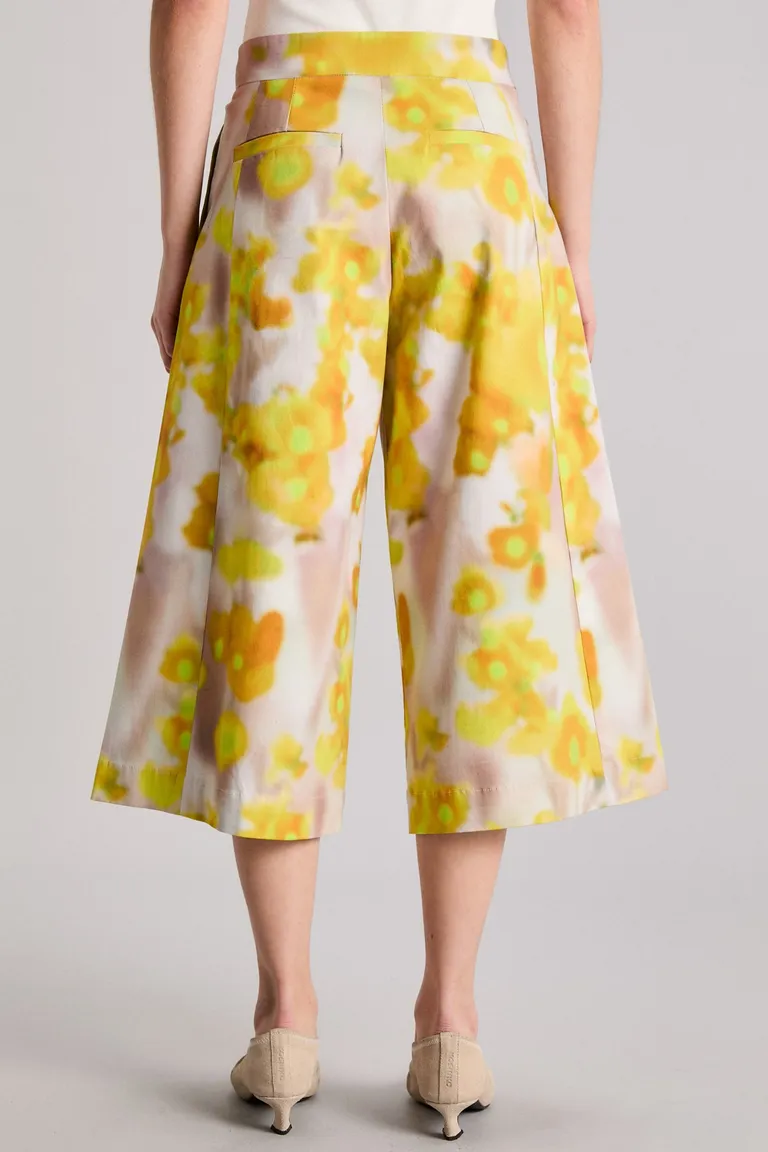 Pantalón de diseño exclusivo en estampado floral con corte regular y largo debajo de la rodilla de Kosiuko en Pantalones para argentina