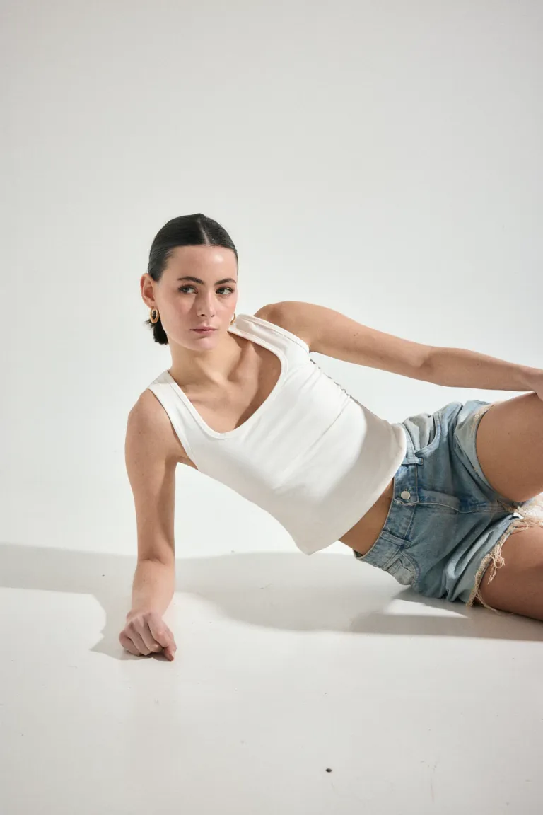 Musculosa básica de algodón y lycra con tirantes anchos de Audaz en Tops para argentina