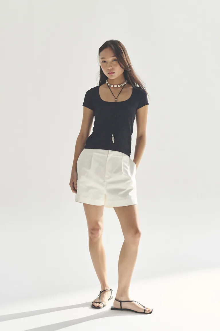 Remera de manga corta de corte en u para mujer de Akiabara en Remeras para argentina