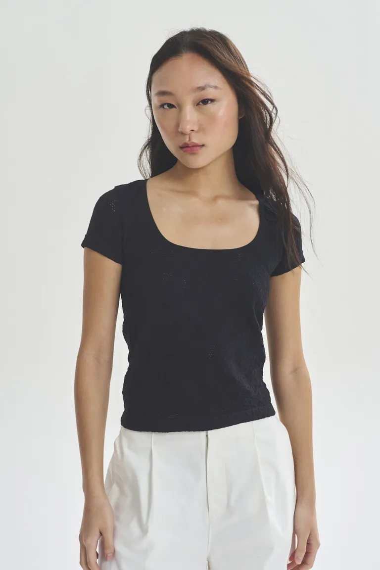 Remera de manga corta de corte en u para mujer de Akiabara en Remeras para argentina