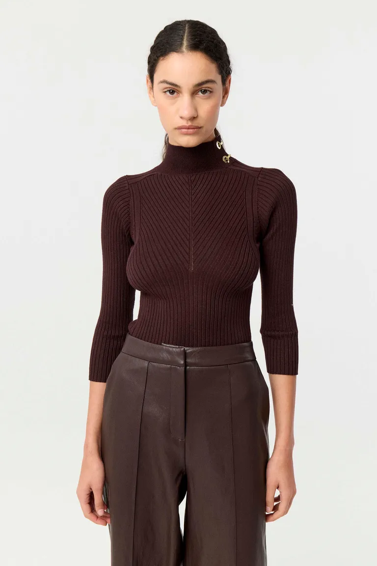 Polera de tejido acanalado con cuello alto y mangas tres cuartos con detalles metálicos en el cuello de Markova en Remeras para argentina