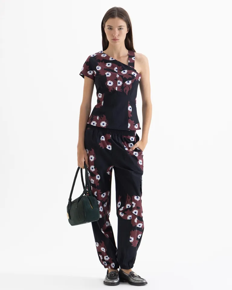 Top femenino de corte asimétrico con diseño estampado de flores y figuras de Jazmin Chebar en Tops para argentina