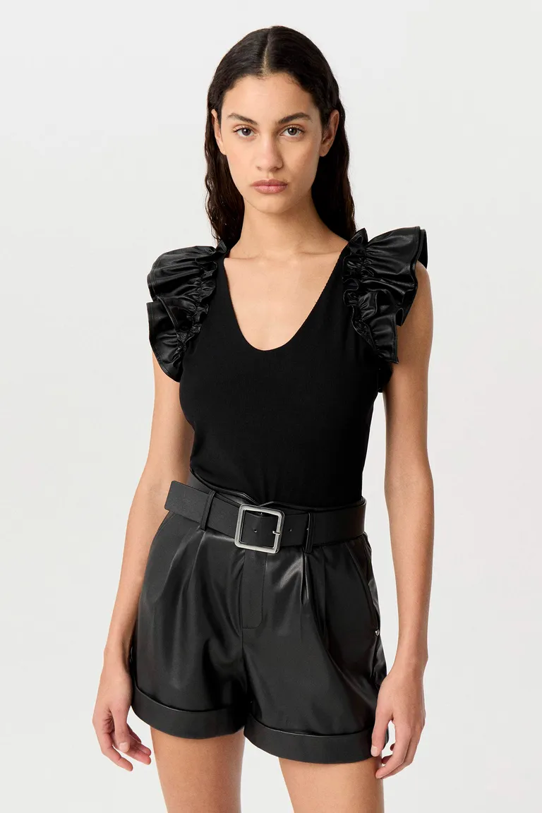 Remera de ribb compacto con volados en las sisas, escote en U y calce anatómico de Markova en Remeras para argentina