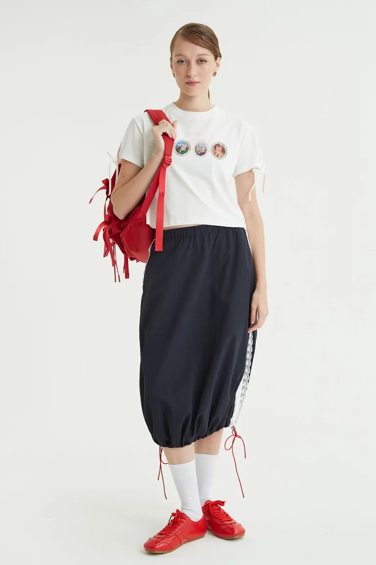 Falda midi con calce balloon, cintura elastizada, detalles de puntilla y ruedo regulable con cordón elástico de Las Pepas en Faldas para argentina