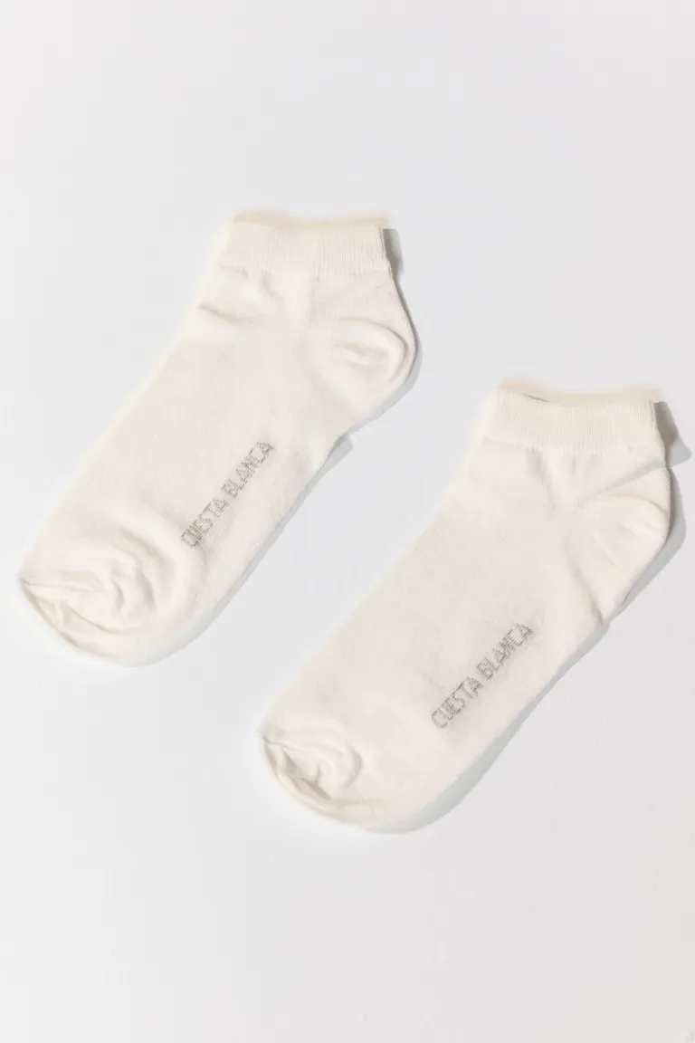 Medias blancas de diseño sencillo y versátil para mujeres de Cuesta Blanca en Ropa Interior y Medias para argentina