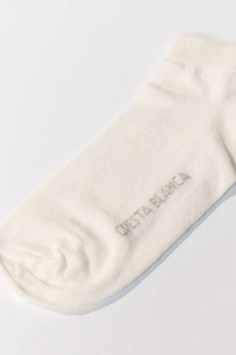 Medias blancas de diseño sencillo y versátil para mujeres de Cuesta Blanca en Ropa Interior y Medias para argentina