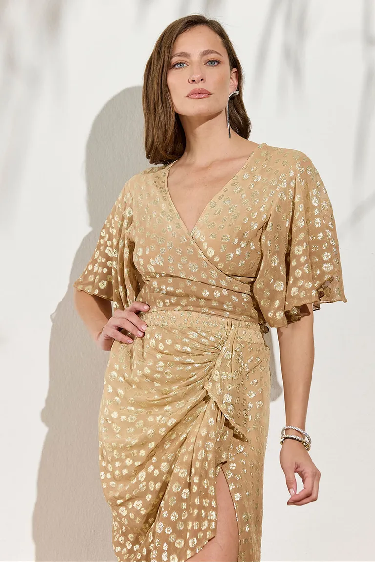 Top cruzado con escote V, mangas holgadas, volados y bordado metálico de Indiastyle en Tops para argentina