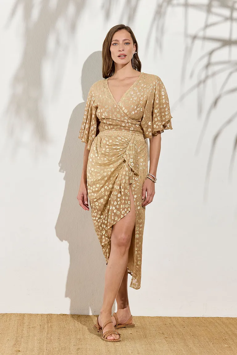 Top cruzado con escote V, mangas holgadas, volados y bordado metálico de Indiastyle en Tops para argentina