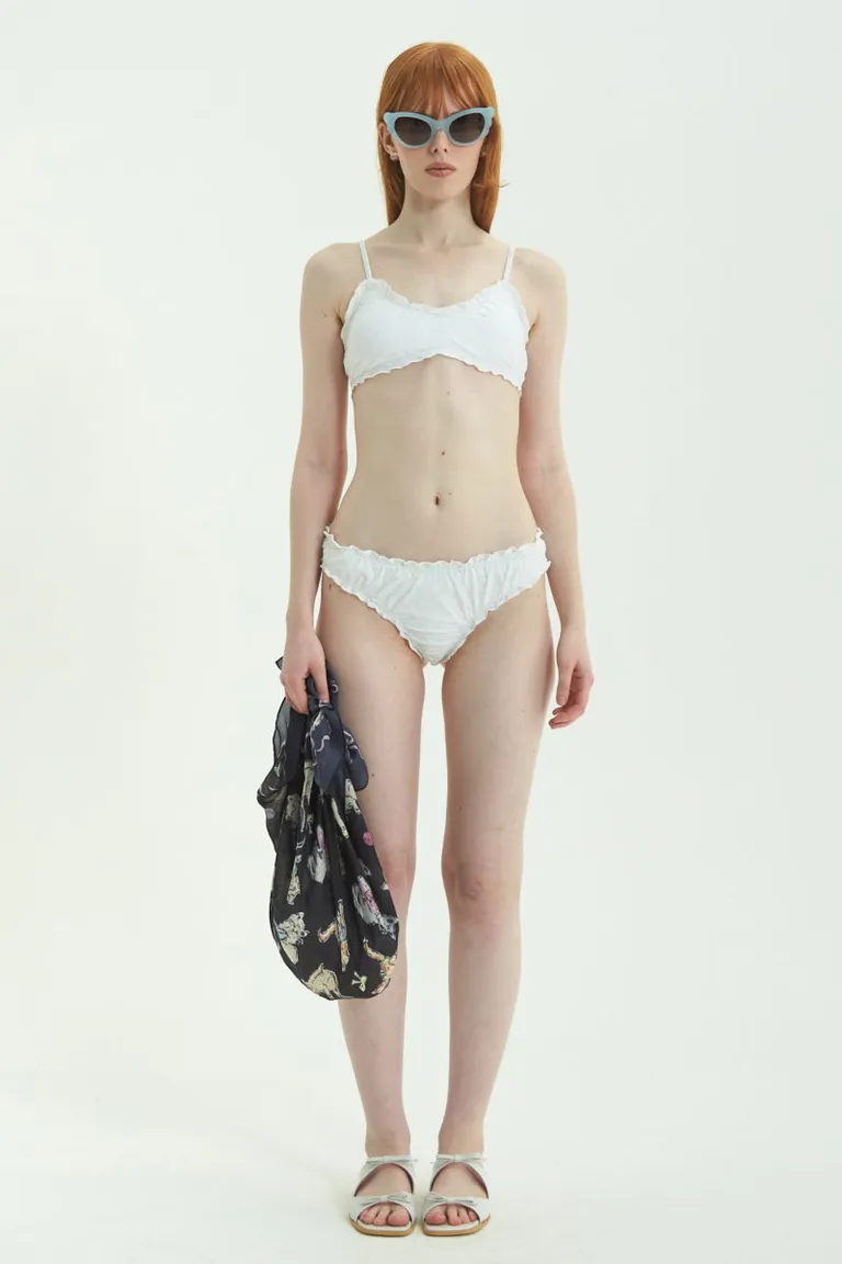 Bikini bordado con flores a tono, corpiño de escote redondo y bombacha vedetina clásica de Las Pepas en Swimwear y Beachwear para argentina