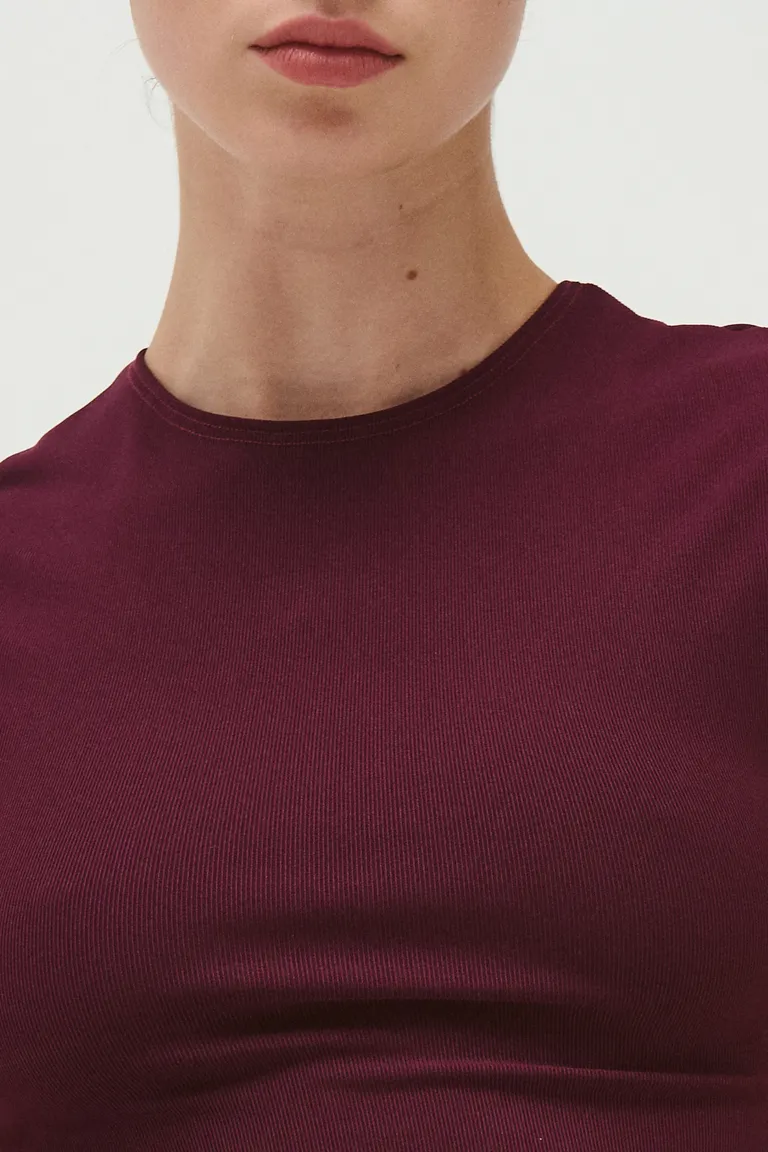 Remera de calce entallado con cuello redondo y diseño de textura acanalada de Sweet en Remeras para argentina
