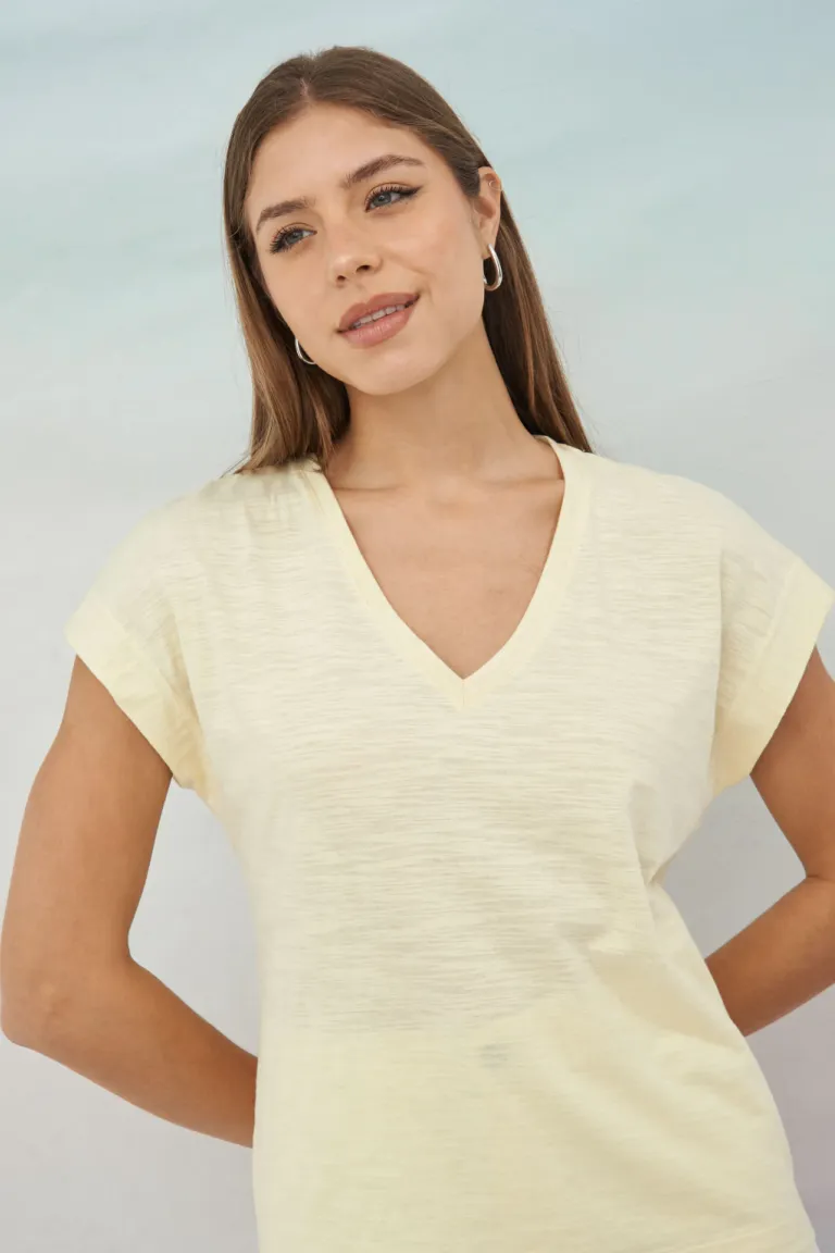 Remera básica de algodón en color celeste para mujer de Apricot en Remeras para argentina