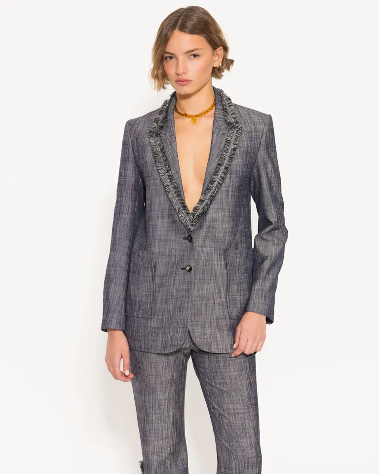 Blazer confeccionado en lino con detalles en flecos y botones waves de Jazmin Chebar en Blazers para argentina