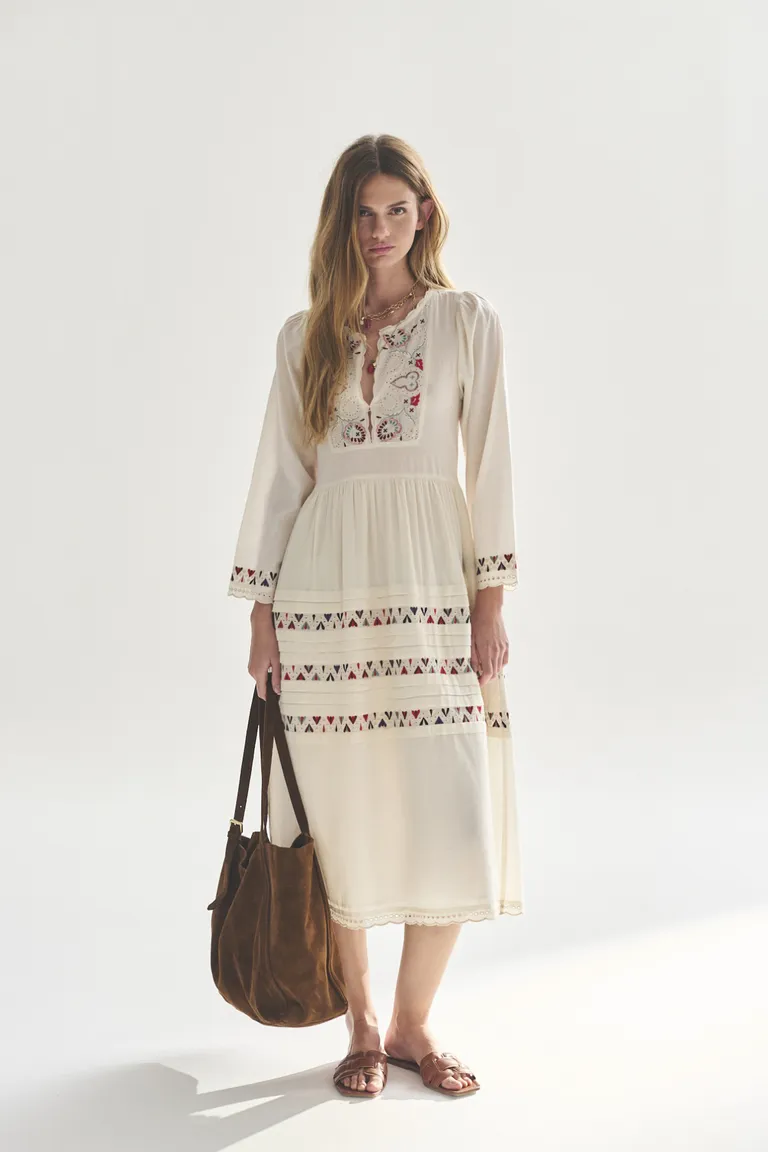 Vestido plisado con bordados en tono natural para mujer de Akiabara en Vestidos para argentina