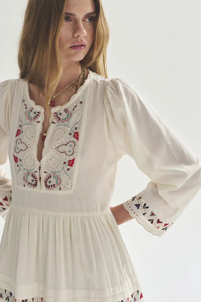 Vestido plisado con bordados en tono natural para mujer de Akiabara en Vestidos para argentina