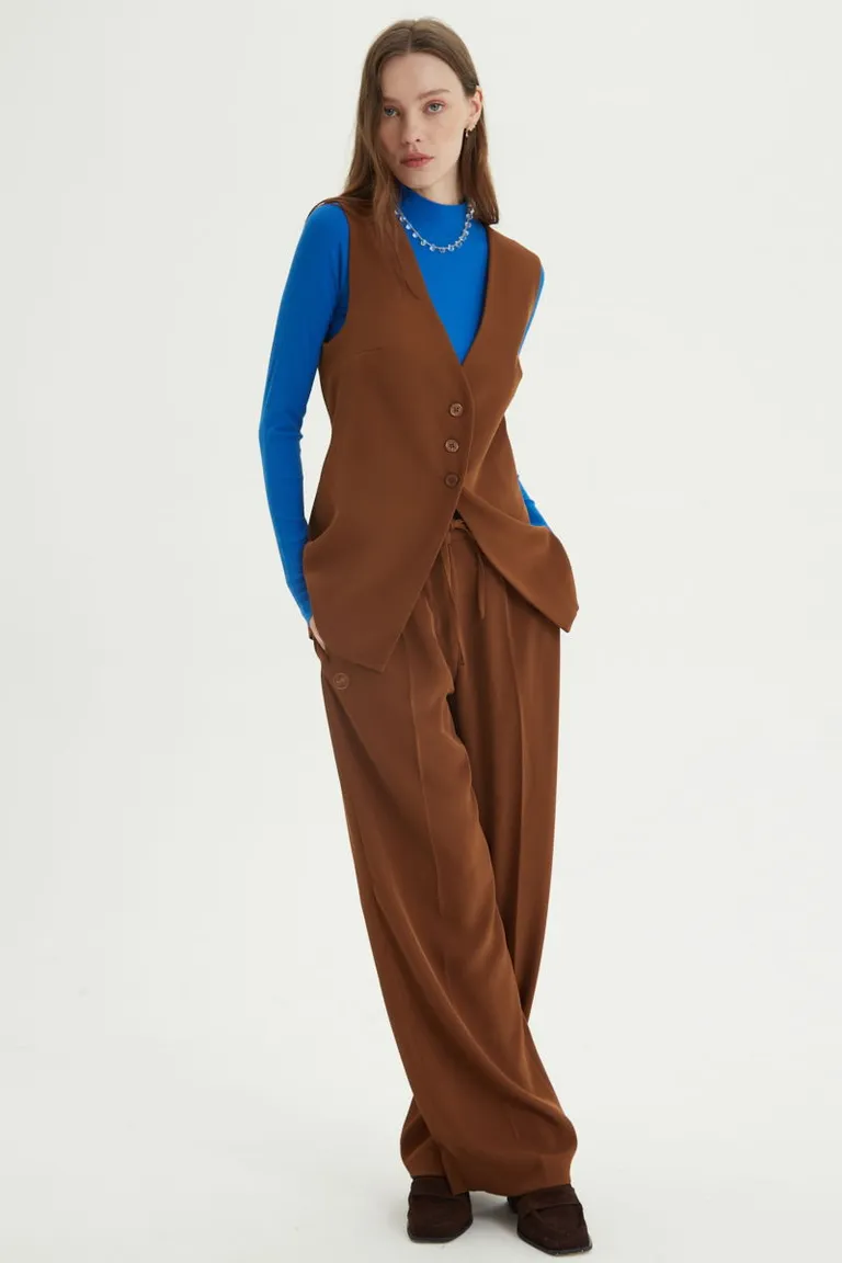 Pantalón sastrero de corte recto con cintura elastizada y bolsillos funcionales de Las Pepas en Pantalones para argentina