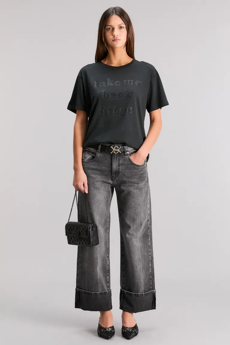 Remera negra de estilo urbano con arte gráfico exclusivo de Kosiuko en Remeras para argentina